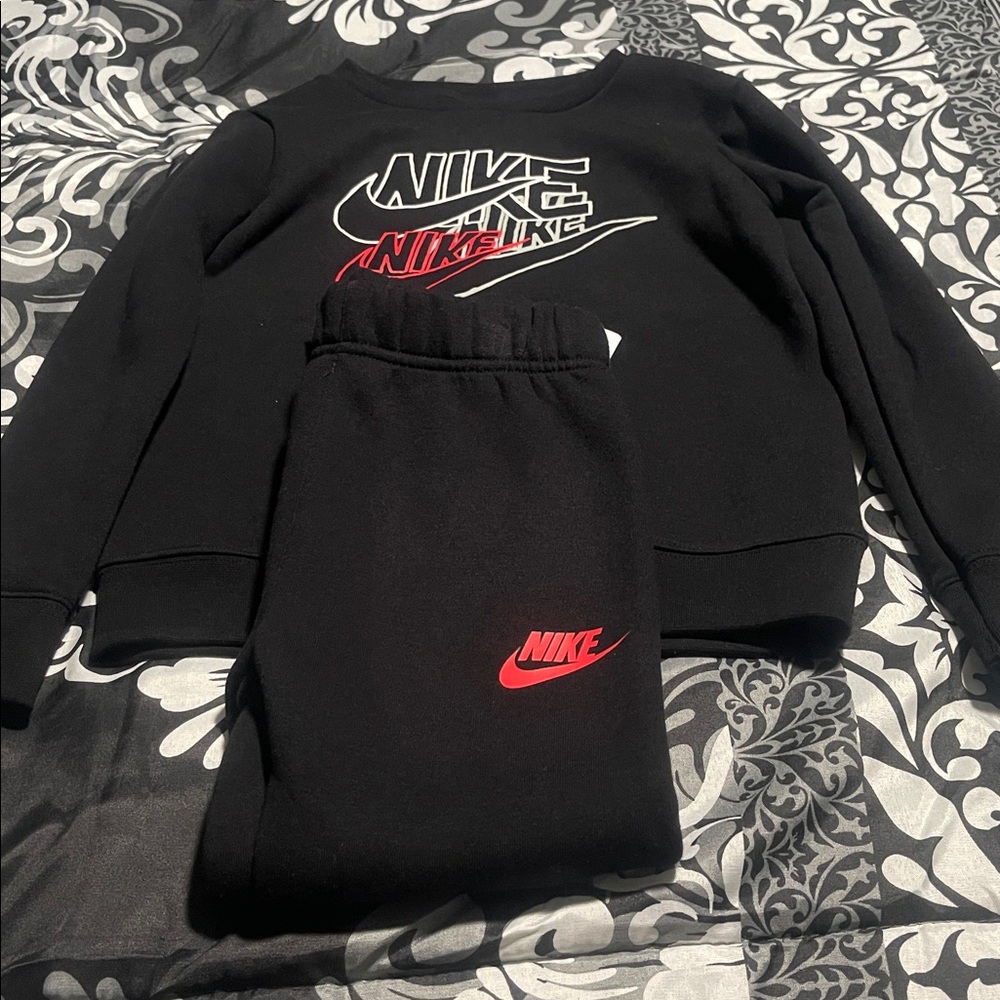 Nike Kids Matching Set in Black and Red